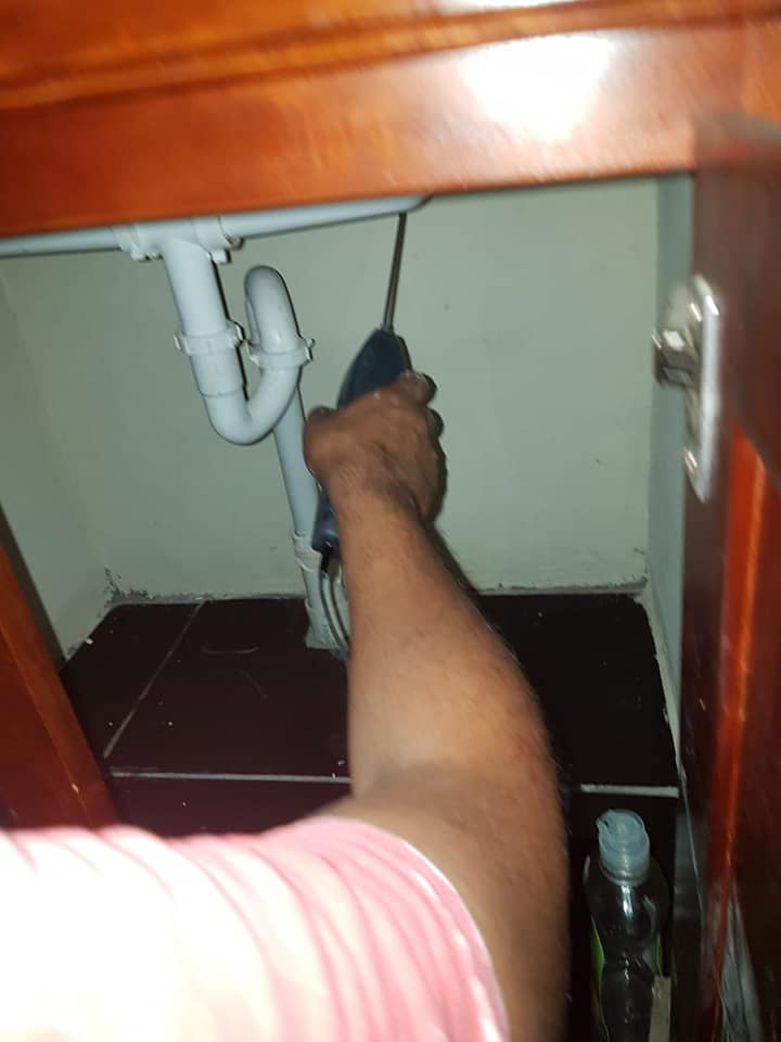 Técnico realizando un desatasco con máquina de alta presión en Torremolinos
