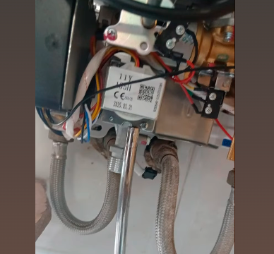 Detalle de instalación y conexiones de un termo en una vivienda de Torremolinos