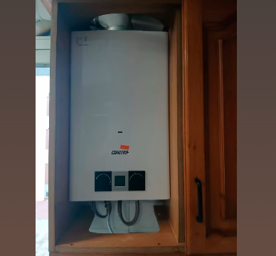 Instalación de calentador de agua Cointra en vivienda de Torremolinos