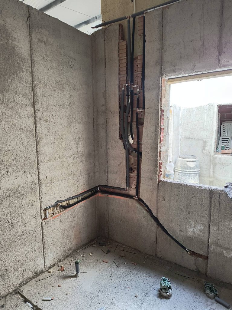 Tuberías de una vivienda revisadas durante una detección de fugas ocultas en Torremolinos